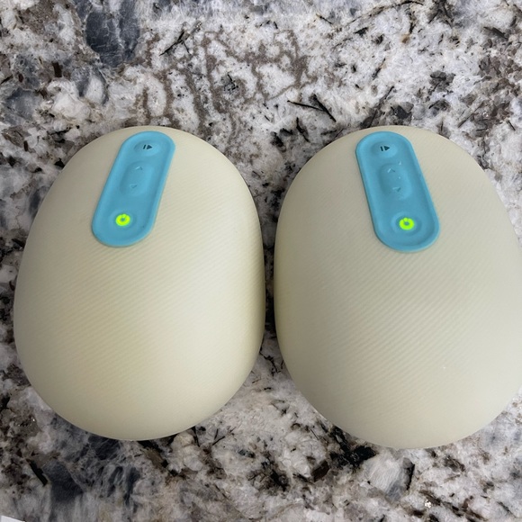 Willow Accessories - Willow wireless breast pumps. 2 pumps. 4 flanges 2 different sizes. 1 charger